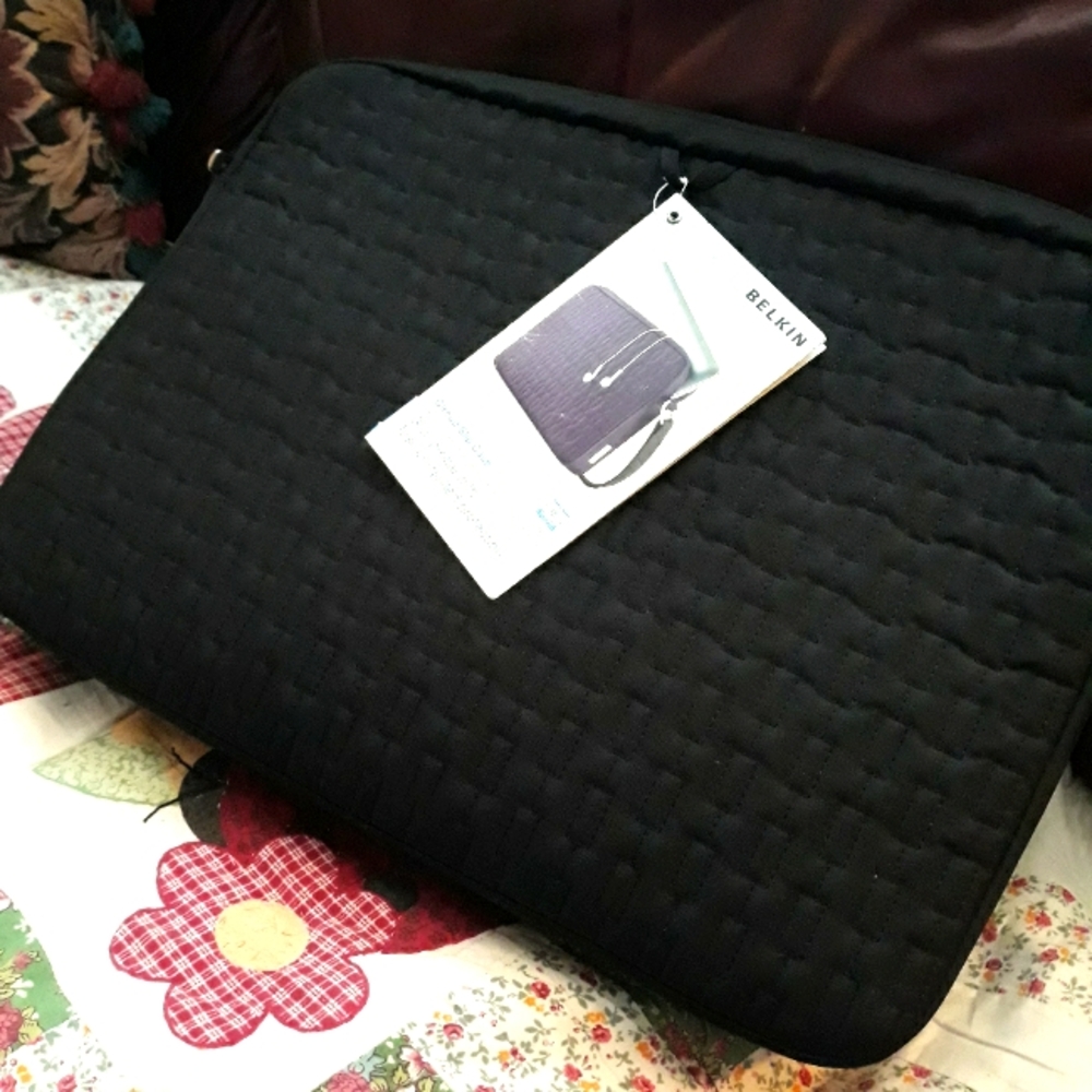Computer Laptop Case Belkin 16" Circuit Quilted Black NWT No Strap